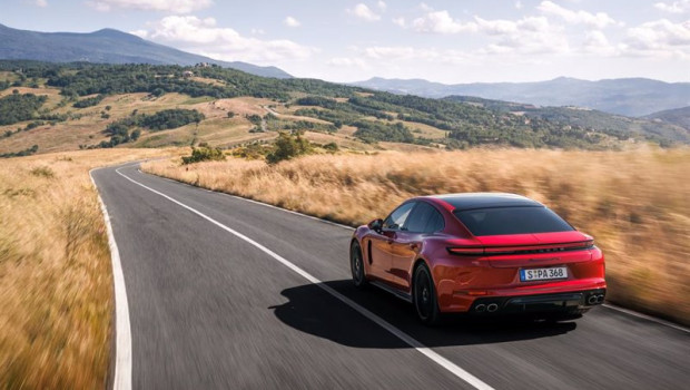 ep motor  porsche lanza las tres nuevas versiones del panamera desde menos de 200000 euros