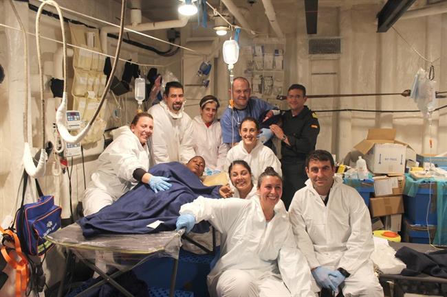 Mujer que ha dado a luz en la fragata 'Canarias' con el equipo médico | ESTADO MAYOR DE LA DEFENSA ep mujerha dadoluzla fragata canarias conequipo medico