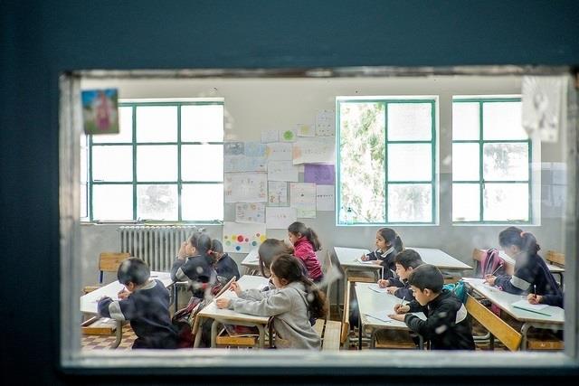 Niños refugiados en un colegio | CÁRITAS ep ninos refugiadosun colegio