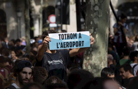 ep pancarta tothom a laeroport todos al aeropuerto como consigna durante una movilizacion en