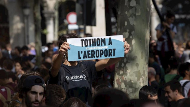 ep pancarta tothom a laeroport todos al aeropuerto como consigna durante una movilizacion en