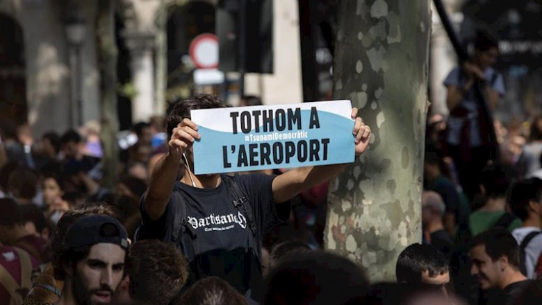 ep pancarta tothom a laeroport todos al aeropuerto como consigna durante una movilizacion en