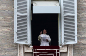 ep papa francisco ofreciendotradicional angeluslos domingosbalconpalacio apostolicola plazasan pedrovaticano