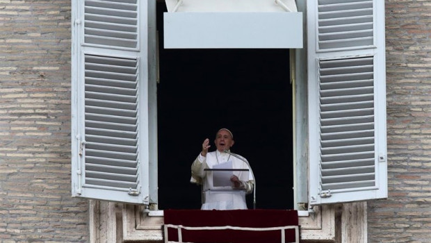 ep papa francisco ofreciendotradicional angeluslos domingosbalconpalacio apostolicola plazasan pedrovaticano