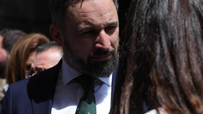 El presidente de VOX, Santiago Abascal, a la salida del Congreso de los Diputados tras la segunda votación para la investidura del candidato socialista a la Presidencia del Gobierno, la cual ha resultado fallida. | Jesús Hellín - Europa Press ep presidentevox santiago abascal asalidacongresolos diputadosla segunda votacionla investiduracandidato socialistala presidenciagobierno laha resultado fallida