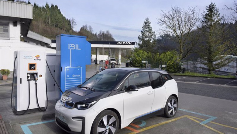 Punto de recarga de vehículos eléctricos de IBIL y Repsol en Tolosa | VICUGO STUDIO/REPSOL/IBIL ep punto de recarga de vehiculos electricos de ibil y repsol en tolosa