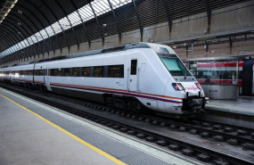ep tren en estacion de sevilla santa justa en imagen de archivo