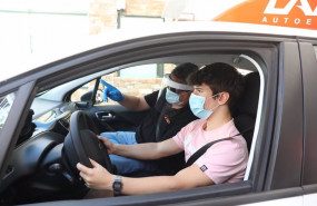 ep un alumno haciendo una practica de conducir durante la crisis sanitaria actual