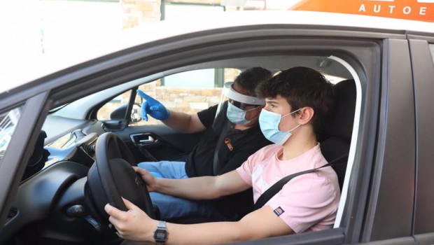 ep un alumno haciendo una practica de conducir durante la crisis sanitaria actual