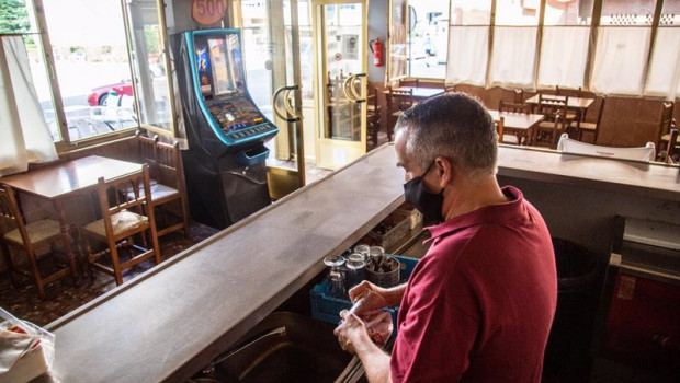 ep un camarero en un bar de badajoz