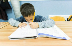 ep un escolar realizando deberes