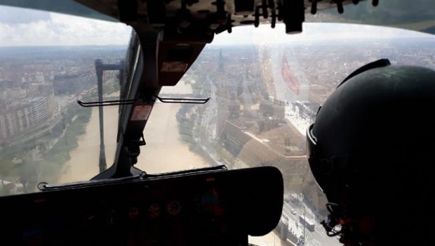 ep un helicopterola guardia civil sobrevolando hoyebrozaragoza