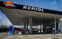 ep un joven protegido con mascarilla pasa al lado de una gasolinera de repsol ubicada en madrid