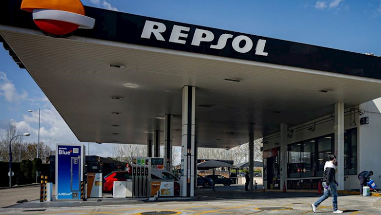 Repsol. | Ricardo Rubio - Europa Press ep un joven protegido con mascarilla pasa al lado de una gasolinera de repsol ubicada en madrid