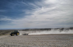 ep un tractor para arar la tierra en el campo de belchite en mediana de aragon zaragoza aragon ep un tractor para arar la tierra en el campo de belchite en mediana de aragon zaragoza aragon