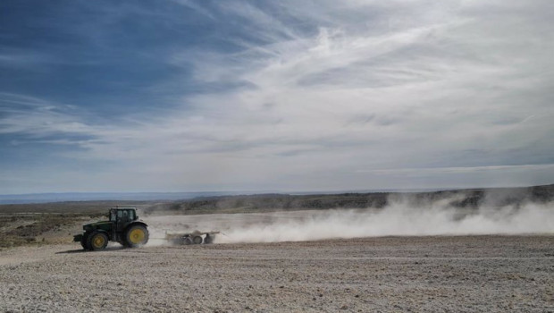 ep un tractor para arar la tierra en el campo de belchite en mediana de aragon zaragoza aragon