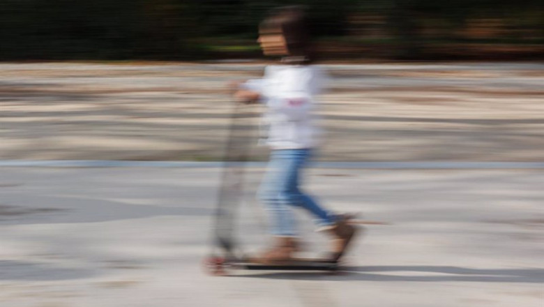 ep una nina pasea en su patinete en el parque del retiro a 25 de diciembre de 2022 en madrid ep una nina pasea en su patinete en el parque del retiro a 25 de diciembre de 2022 en madrid
