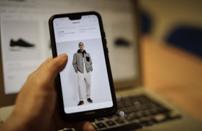 ep una persona observa en su movil articulos de moda en la pagina de un comercio online