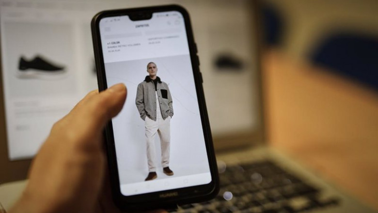 ep una persona observa en su movil articulos de moda en la pagina de un comercio online ep una persona observa en su movil articulos de moda en la pagina de un comercio online