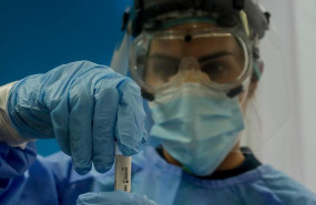 ep una trabajadora sanitaria sostiene una probeta con una prueba pcr