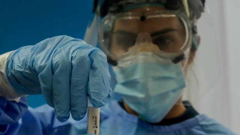 ep una trabajadora sanitaria sostiene una probeta con una prueba pcr ep una trabajadora sanitaria sostiene una probeta con una prueba pcr
