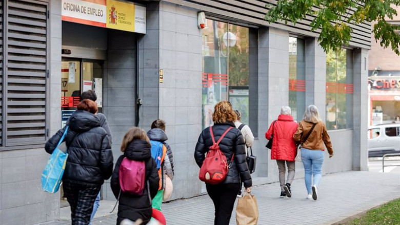 ep varias personas pasan frente a una oficina del sepe en madrid ep varias personas pasan frente a una oficina del sepe en madrid
