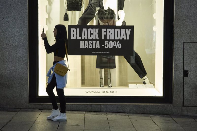 https://img1.s3wfg.com/web/img/images_uploaded/d/3/ep_varias_personas_pasan_por_delante_de_los_comercios_que_anuncian_los_descuentos_del_black_friday_a.jpg