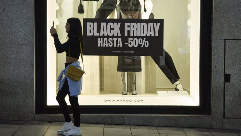 ep varias personas pasan por delante de los comercios que anuncian los descuentos del black friday a ep varias personas pasan por delante de los comercios que anuncian los descuentos del black friday a