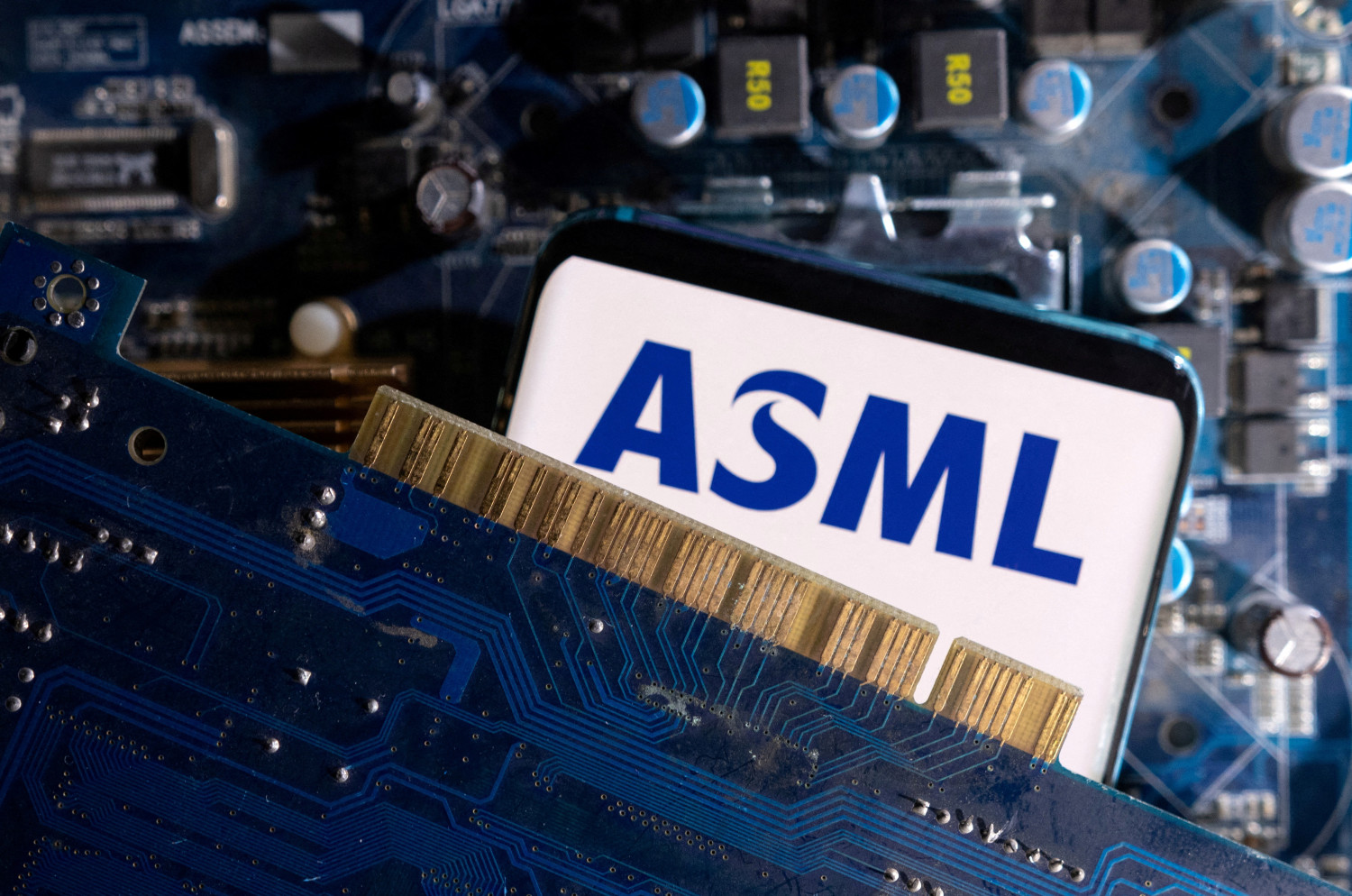 ASML cae en bolsa: Morgan Stanley recorta su valoración a 800 euros