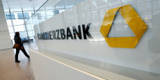 le logo de l entreprise est visible au siege de commerzbank a francfort 20250213094406 