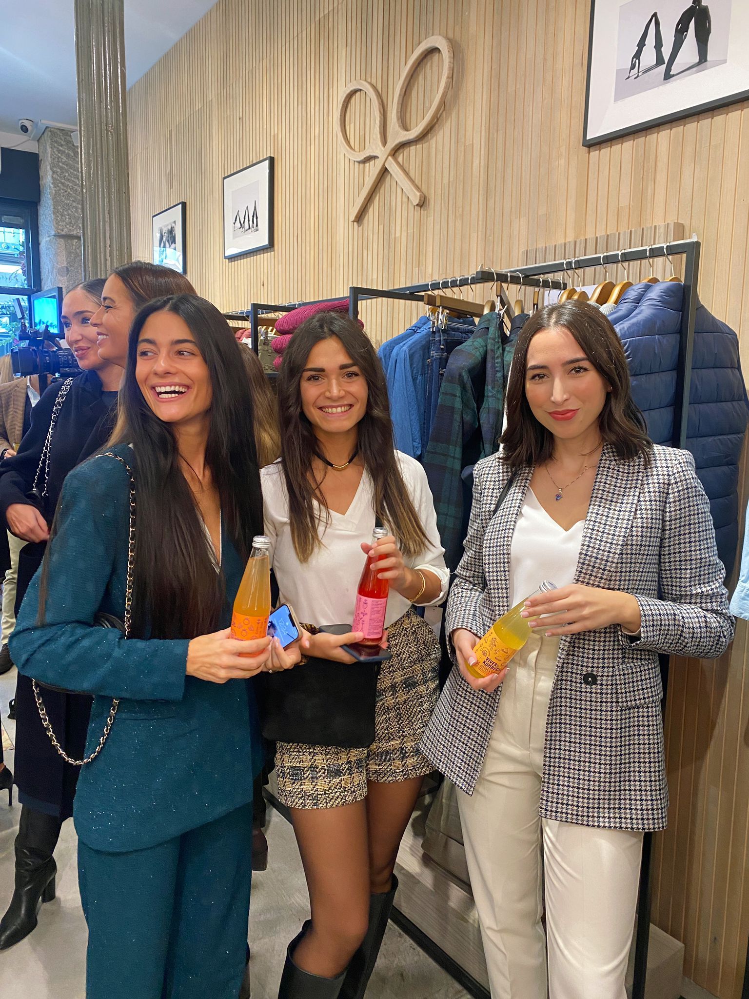 chicas bebiendo vver kombucha en la inauguracin de una tienda de moda