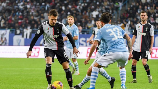ep aaron ramsey intenta regatear a danilo cataldi durante la supercopa italiana 2019 entre la