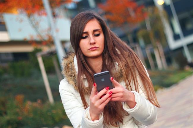 ep adolescente mujer usando telefono movil smartphone
