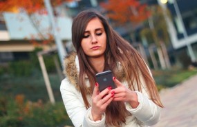 ep adolescente mujer usando telefono movil smartphone