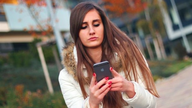 ep adolescente mujer usando telefono movil smartphone