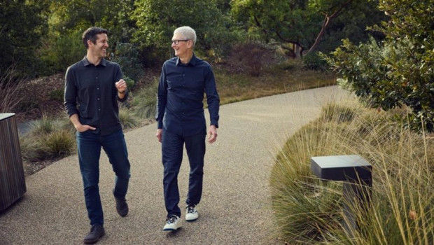ep archivo   el nuevo ceo de apple john ternus junto a tim cook