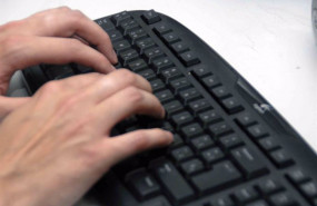 ep archivo   manos con teclado