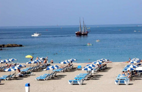 ep archivo   playa de las vistas en el municipio de arona tenerife sombrillas hamacas mar sol verano