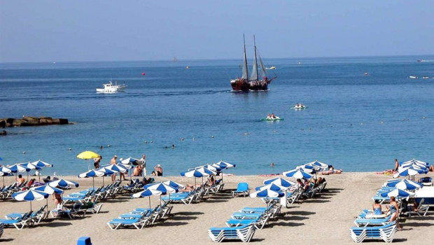 ep archivo   playa de las vistas en el municipio de arona tenerife sombrillas hamacas mar sol verano