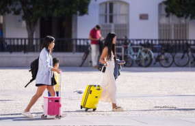 ep archivo   turistas con maletas por cadiz en una imagen de archivo