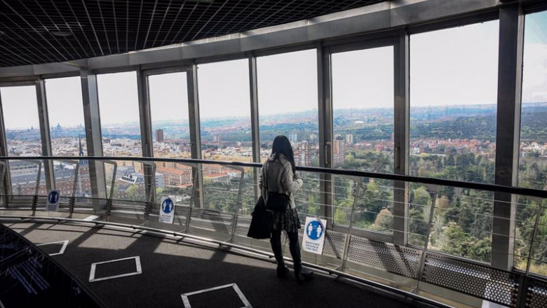 Archivo - Una mujer visita el mirador del Faro de Moncloa, a 3 de abril de 2021, en Madrid (España). El mirador del Faro de Moncloa ha reabierto sus puertas después de pasar por unas obras de acondicionamiento. Estos nuevos cambios han facilitado que el m | Ricardo Rubio - Europa Press - Archivo ep archivo una mujer visita el mirador del faro de moncloa a 3 de abril de 2021 en madrid espana