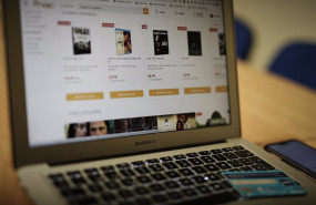 ep archivo una persona navega con su ordenador por la pagina de un comercio para realizar una ep archivo una persona navega con su ordenador por la pagina de un comercio para realizar una