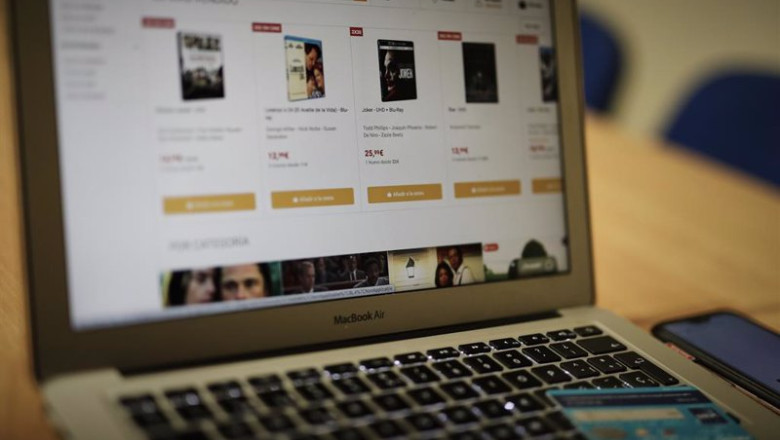 ep archivo una persona navega con su ordenador por la pagina de un comercio para realizar una ep archivo una persona navega con su ordenador por la pagina de un comercio para realizar una