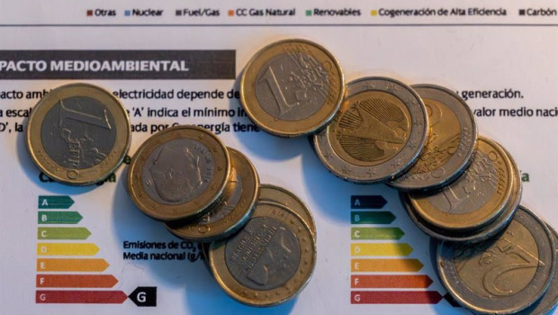 ep archivo   varias monedas sobre una factura a 9 de enero de 2025 en madrid espana el gobierno