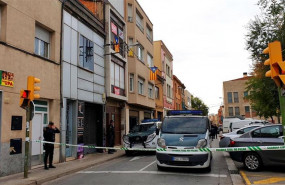 ep dos furgoneras de la guardia civil aparcadas junto al domicilio de uno de los detenidos tras la
