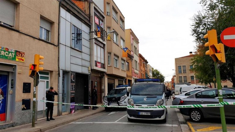 Dos furgoneras de la Guardia Civil, aparcadas junto al domicilio de uno de los detenidos, tras la operación contra miembros de los Comités de Defensa de la República (CDR), coordinada por la Audiencia Nacional, en la que se ha detenido a nueve personas y | Europa Press - Europa Press ep dos furgoneras de la guardia civil aparcadas junto al domicilio de uno de los detenidos tras la