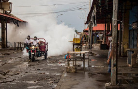 ep dos hombres desinfectan el mercado las pulgas foco de infeccion de coronavirus en maracaibo