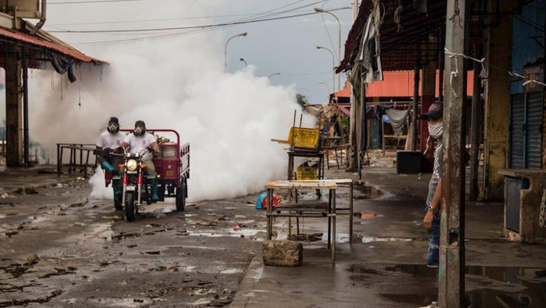 Dos hombres desinfectan el Mercado Las Pulgas, foco de infección de coronavirus en Maracaibo, Venezuela. | Maria Fernanda Munoz/dpa ep dos hombres desinfectan el mercado las pulgas foco de infeccion de coronavirus en maracaibo