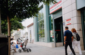 ep dos personas pasan por delante de una oficina del servicio publico de empleo estatal sepe ep dos personas pasan por delante de una oficina del servicio publico de empleo estatal sepe