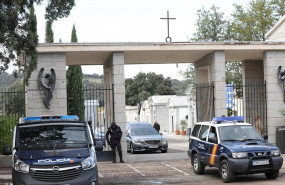 ep el coche funebre que trasladara los restos mortales de francisco franco sale del cementerio de el